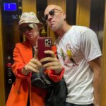 Masha Mashkova Instagram - Юра Дудь спросил меня в интервью: «Тебе вообще норм, что ты смотришь одни фильмы и сериалы, а снимаешься в других?» Мне правда норм. Я очень люблю процесс и давно не питаю иллюзий по поводу результата. Слишком много всего должно совпасть, чтобы проект удался безусловно. Со мной безусловного не случалось ни разу и вдруг…. На ТНТ премьер вышли 8 серий ЮЗЗЗ… Это первый сериал в моей жизни, когда сложный интересный прекрасный процесс совпал с результатом. Это тот сериал, который я бы смотрела сама и жалела, что меня не утвердили. Стас @74films спасибо тебе за эту роль. То, что я делала благодаря миру, который ты создал на площадке, я раньше могла делать лишь в театре. С Антохой @burbuton и Димкой @chebotarev_dima мы учились в одном институте. Они родные. Парни… я вас так люблю. Вы невероятно метко попали в наше время. Страшное. Больное. Вот бы развиднелось как то… Муся. #юззз #☮️