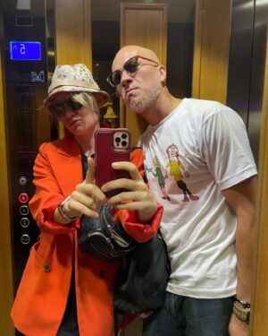 Masha Mashkova Instagram - Юра Дудь спросил меня в интервью: «Тебе вообще норм, что ты смотришь одни фильмы и сериалы, а снимаешься в других?» Мне правда норм. Я очень люблю процесс и давно не питаю иллюзий по поводу результата. Слишком много всего должно совпасть, чтобы проект удался безусловно. Со мной безусловного не случалось ни разу и вдруг…. На ТНТ премьер вышли 8 серий ЮЗЗЗ… Это первый сериал в моей жизни, когда сложный интересный прекрасный процесс совпал с результатом. Это тот сериал, который я бы смотрела сама и жалела, что меня не утвердили. Стас @74films спасибо тебе за эту роль. То, что я делала благодаря миру, который ты создал на площадке, я раньше могла делать лишь в театре. С Антохой @burbuton и Димкой @chebotarev_dima мы учились в одном институте. Они родные. Парни… я вас так люблю. Вы невероятно метко попали в наше время. Страшное. Больное. Вот бы развиднелось как то… Муся. #юззз #☮️