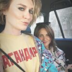 Masha Mashkova Instagram - Спасибо @catherinagordeeva за твою чуткость и деликатность. Я тебя очень люблю. Спасибо всем, кого тронула наша с @mila_zelenskaja история. Огромная заслуга в этом Кати Гордеевой, у которой с начала полномасштабного вторжения России в Украину, нет равных в рассказах сложных историй в это страшное время. Кто еще не прочел книгу Кати «Унеси ты мое горе»-рекомендую настоятельно. А у кого есть материальная возможность-поддержите @skazhigordeevoy Ну и берегите память о своих предках. В них-сила. Видела, что люди стали делать свои генеалогические деревья после просмотра нашего выпуска. Присоединяйтесь. Без прошлого нет будущего. Ну и переживать настоящее помогает. Любовь победит.