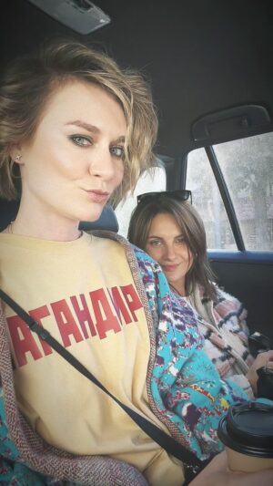Masha Mashkova Instagram - Спасибо @catherinagordeeva за твою чуткость и деликатность. Я тебя очень люблю. Спасибо всем, кого тронула наша с @mila_zelenskaja история. Огромная заслуга в этом Кати Гордеевой, у которой с начала полномасштабного вторжения России в Украину, нет равных в рассказах сложных историй в это страшное время. Кто еще не прочел книгу Кати «Унеси ты мое горе»-рекомендую настоятельно. А у кого есть материальная возможность-поддержите @skazhigordeevoy Ну и берегите память о своих предках. В них-сила. Видела, что люди стали делать свои генеалогические деревья после просмотра нашего выпуска. Присоединяйтесь. Без прошлого нет будущего. Ну и переживать настоящее помогает. Любовь победит.