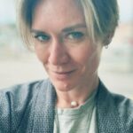 Masha Mashkova Instagram - В моей жизни появился важный человек. Генеалог @lizabobkova Благодаря Лизе я узнала дату смерти своей прапрабабушки Мили Зеленской(главной героини спектакля @nadezhdiny) и кладбище, где она похоронена. Я изучаю тысячи страниц уголовных дел на моего прапрадеда Евгения Зеленского, политического ссыльного из Харькова. А на днях произошло маленькое чудо… Лиза нашла фото Евгения(у меня есть совместная фотография Мили и Жени), но эту я никогда не видела… сутками вглядываюсь в его лицо… у меня есть точно такие же очки, а теперь мой любимый @masko_hairstylist еще и подстриг меня под деда. Похожи?