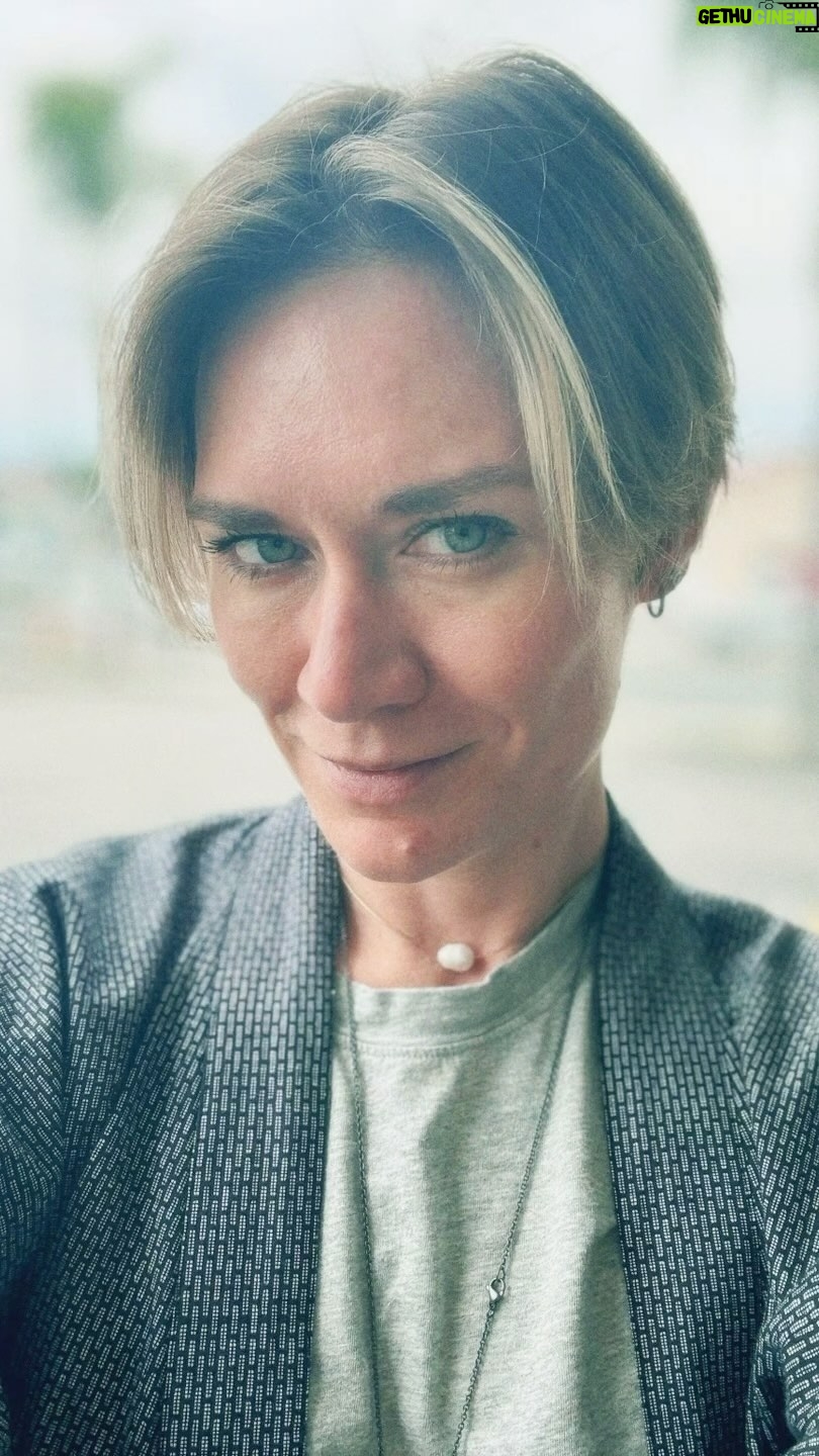 Masha Mashkova Instagram - В моей жизни появился важный человек. Генеалог @lizabobkova Благодаря Лизе я узнала дату смерти своей прапрабабушки Мили Зеленской(главной героини спектакля @nadezhdiny) и кладбище, где она похоронена. Я изучаю тысячи страниц уголовных дел на моего прапрадеда Евгения Зеленского, политического ссыльного из Харькова. А на днях произошло маленькое чудо… Лиза нашла фото Евгения(у меня есть совместная фотография Мили и Жени), но эту я никогда не видела… сутками вглядываюсь в его лицо… у меня есть точно такие же очки, а теперь мой любимый @masko_hairstylist еще и подстриг меня под деда. Похожи?