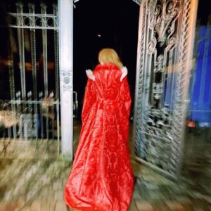 Masha Mashkova Instagram - Это фото сделано меньше года назад на съёмках сериала Крепостная в городе Киев. На Байковом Кладбище лежит отец моего мужа, дед моих детей-выдающийся советский пианист Александр Слободяник. В эти минуты моих друзей и родственников в Украине бомбит моя страна Россия. Это не спецоперация. Это настоящая война. Я вижу это не по телевизору, я слышу звуки войны, говоря по телефону с людьми.
Прости папа… Прости моя самая любимая бабушка, педагог этики и эстетики, и все мои родные и близкие, которые иного мнения. Я вас очень люблю и ничто не изменит этого. Надеюсь, и вы продолжите меня любить. 
И ничто не изменит того, что я русская и буду этим гордиться. Мне не стыдно. Мне больно. Очень. 
А дальше… если будет это дальше… Вновь послушаем доклад «О культе личности и его последствиях». И попробуем, чтобы он был не на закрытом заседании в этот раз. И попробуем чуть лучше и честнее, чем 25 февраля 1956 года. 
Мое сердце с моим русским народом. Я не знаю, как мы будем жить дальше. Моя душа с народом украинским. Мою душу сейчас бомбят. Остановитесь. Я умоляю. #stopwar