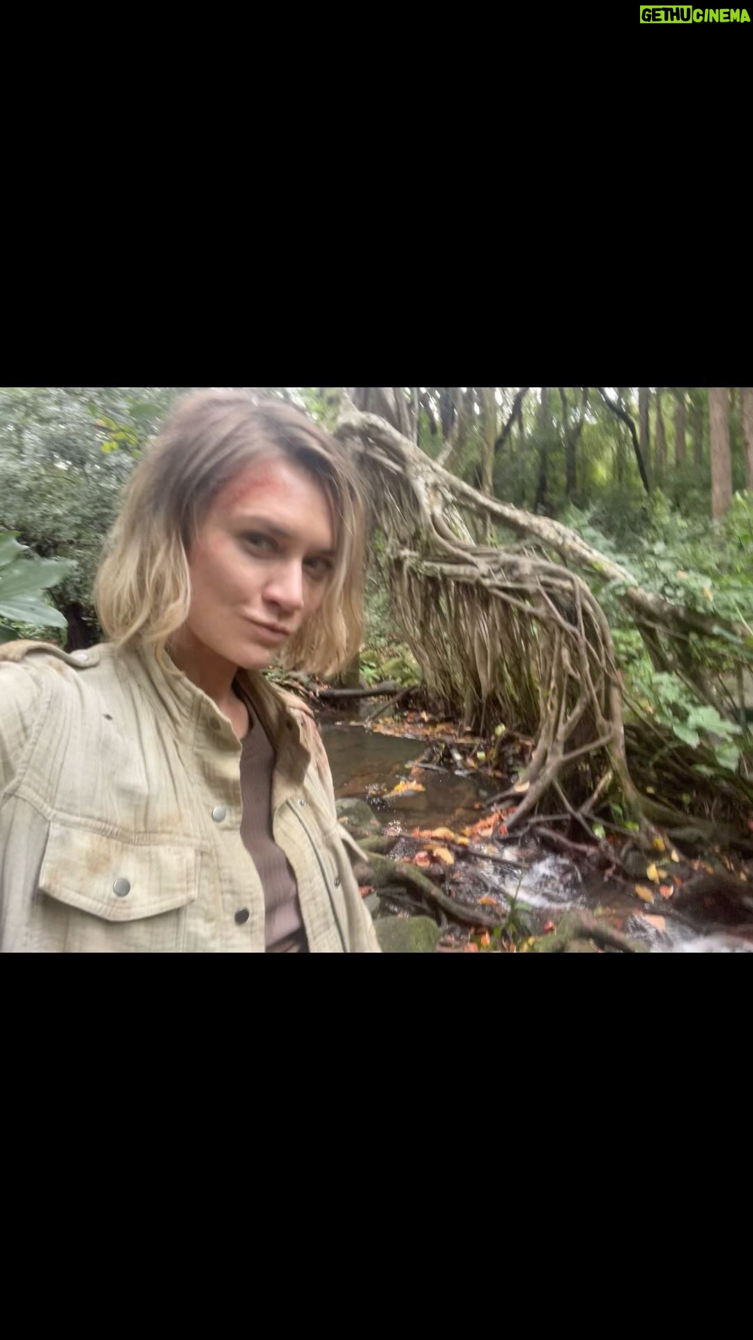 Masha Mashkova Instagram - Этот пост будет на русском, хотя история про мою американскую жизнь. Я рассказываю это тем, кто покинул свою страну и пытается сохранить свою профессию. Это сложная, но посильная задача. В Америке есть простое правило, состоит из одного слова: NEXT! Сделал работу, переходишь к следующей. Это может быть твой личный проект, начинающийся исключительно с энтузиазма и бельевой веревки в твоей квартире для будущего спектакля или вдруг кастинг директор, увидев твою предыдущую работу в сериале, прислал новые пробы. 25 марта на американском канале CBS у меня новая премьера. Сериал называется NCIS Hawaii. Подробности пока раскрывать не буду, кроме того, что это был очень важный и нужный для меня опыт. На фоне криков, что все «отъехавшие» погибнут с голода, потому что никому там не нужны, могу точно вам сказать-не погибнем. Я справляюсь. Огромное количество талантливых и работящих людей вокруг меня-справляются. Не теряйте надежду. У нас обязательно все получится. И с работой, и, самое главное, с миром в мире🤍 Я вас люблю. Спасибо за поддержку. Поддерживаю и обнимаю крепко в ответ.