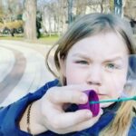 Masha Mashkova Instagram - Киев. Парк Шевченко. Апрель 2021 года, почти год назад. Ничего особенного в этот день не случилось, просто мы с дочкой гуляли весь день, ели сахарную вату и слушали, как поют уличные музыканты. Так круто пели, что мы плюхнулись с Фаней на бордюр рядом с ними(подложив под попу свитер, конечно!!! Бабуль! не волнуйся) и стали пускать мыльные пузыри. Я просто посмотрела на небо и у меня вдруг перехватило дыхание от непонятно откуда прыгнувшего в меня счастья, благодарности и любви. И я решила запомнить эту дату… 11 апреля 2021 года. Когда ничего особенного не случилось. Просто счастье напрыгнуло. Весь день думаю про это небо. Небо Киева. И про Фаньку, которая пузыри пускала… про всех детей…#make #love #or #bubbles #not #war#нетвойне