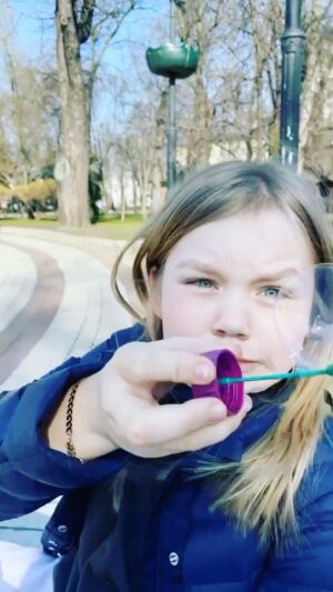 Masha Mashkova Instagram - Киев. Парк Шевченко. Апрель 2021 года, почти год назад. Ничего особенного в этот день не случилось, просто мы с дочкой гуляли весь день, ели сахарную вату и слушали, как поют уличные музыканты. Так круто пели, что мы плюхнулись с Фаней на бордюр рядом с ними(подложив под попу свитер, конечно!!! Бабуль! не волнуйся) и стали пускать мыльные пузыри. Я просто посмотрела на небо и у меня вдруг перехватило дыхание от непонятно откуда прыгнувшего в меня счастья, благодарности и любви. И я решила запомнить эту дату… 11 апреля 2021 года. Когда ничего особенного не случилось. Просто счастье напрыгнуло.
Весь день думаю про это небо. Небо Киева. И про Фаньку, которая пузыри пускала… про всех детей…#make #love #or #bubbles #not #war#нетвойне