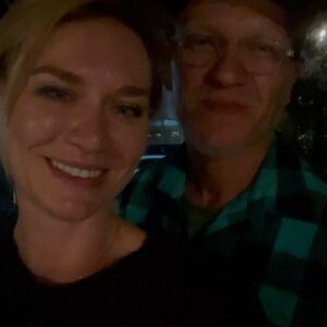 Masha Mashkova Instagram - Юра Дудь спросил меня в интервью: «Тебе вообще норм, что ты смотришь одни фильмы и сериалы, а снимаешься в других?» Мне правда норм. Я очень люблю процесс и давно не питаю иллюзий по поводу результата. Слишком много всего должно совпасть, чтобы проект удался безусловно. Со мной безусловного не случалось ни разу и вдруг…. На ТНТ премьер вышли 8 серий ЮЗЗЗ… Это первый сериал в моей жизни, когда сложный интересный прекрасный процесс совпал с результатом. Это тот сериал, который я бы смотрела сама и жалела, что меня не утвердили. Стас @74films спасибо тебе за эту роль. То, что я делала благодаря миру, который ты создал на площадке, я раньше могла делать лишь в театре. С Антохой @burbuton и Димкой @chebotarev_dima мы учились в одном институте. Они родные. Парни… я вас так люблю. Вы невероятно метко попали в наше время. Страшное. Больное. Вот бы развиднелось как то… Муся. #юззз #☮️