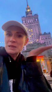 Masha Mashkova Instagram - Всем привет! Я хотела сказать спасибо каждому, кто в данный исторический отрезок, когда не всегда есть силы поддержать близких и самого себя-поддерживает меня. Я вижу, как вы набрасываетесь на оскорбляющих меня любителей тоталитаризма. Защищаете меня. Верите в меня. Обещаете, что у меня обязательно все получится в новой жизни… Спасибо зрителям Кишинева и Лос Анджелеса за аншлаги на спектакле Надеждины @nadezhdiny . Спасибо за возможность отложить смену профессии, которую я люблю всем сердцем с 11 лет. До встречи в апреле. Ссылка на билеты в шапке профиля. P.S. Каждому белорусу, украинцу и русскому, который встретился мне в Варшаве за последние недели-мое восхищение и любовь. Сколько же в этом мире бесстрашных, порядочных и добрых людей. ИмперIi Впадуть. Диктаторы сгинут. Польша-🤍