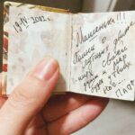 Masha Mashkova Instagram - В 2015 году папа дал мне пожелтевшие страницы с напечатанным на печатной машинке дневником(мемуарами) моей прапрабабушки Мили Зеленской, жены революционера из Харькова Е.О.Зеленского-Надеждина. Эти листки много лет хранились у брата отца в Новокузнецке. Их надежно прятали во времена советской власти. Я всю ночь не спала-читала. Это была не только история невероятной любви и дружбы, но еще история моей страны, о которой мне не рассказывали в школе. Когда началось полномасштабное вторжение России в Украину, я вновь перечитала дневник… было еще страшнее, но и еще… понятнее… мечту сделать этот проект с отцом пришлось забыть, но у меня была я. Решила делать моноспектакль. Я попросила Милю подать мне сверху сигнал, хочет ли она, чтобы ее голос услышали. Перед моим днем рождения мне написала в инстаграм Мила… Зеленская @mila_zelenskaja Как выяснилось, моя сестра из Харькова, о которой я не знала. Мила стала моей главной поддержкой и другом в этом деле. Да и не только в этом. Просто другом… Настоящей сестрой, с появлением которой мне стало чуть легче жить в это дикое время. В октябре в Кишиневе, где родилась наша прапрабабушка, мы вместе представим первое издание дневника. Ну а 25,28 и 29 октября я сыграю моноспектакль. Билеты в шапке профиля. P.S.«Помни о лучших движениях своей души и мир будет у твоих ног»-это папа мне как то подписал маленькую книжку. Ты, пап, тоже помни… Я скучаю по тебе. Смешному. Талантливому и очень храброму. Я верю, что ты именно такой. Люблю. Всегда. @nadezhdiny