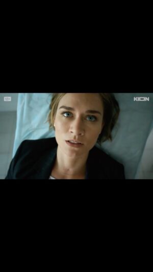 Masha Mashkova Instagram - Это, похоже, моя заключительная(в кино стараются не говорить последняя) работа в России на неопределенный срок… я верю, что когда-нибудь смогу вернуться в свою страну и работать на любимой работе. А пока… я очень благодарна платформе @kion.ru , что они приняли решение выпустить этот сериал. Он снимался 4 года назад в Ярославле. Сценарист, режиссёр и оператор-все были дебютанты!!! Это большая редкость для сериалов. Я была счастлива, что ребята выбрали меня своей первой женщиной! Какое было лето… какая энергия молодых, свободных и небезразличных. Настя Кузнецова @fabernastya (сценарист) и Оля Сафронова @zapominayu (режиссёр) хотели снять, на первый взгляд, очень легкую историю о том, как в жизни девочки важен отец. Если его нет(по объективным и не очень причинам) этой девочке, превратившейся в женщину, потом бывает очень непросто найти мужчину да и просто быть счастливой. Мне повезло. Со мной Сашка. И в горе, и в радости. Но про что говорить свой большой монолог в финале сериала про папу героини, я знала. Ради этого монолога и хотела , чтобы меня утвердили. Но проект пропал… а сейчас появился. Все вовремя. Как обычно. Взрослеть(да, в 37 лет). Любить(да, даже не общаясь). Отпускать. Больно, но свободно.
С 9 июня на платформе кион «Женщина в состоянии развода»