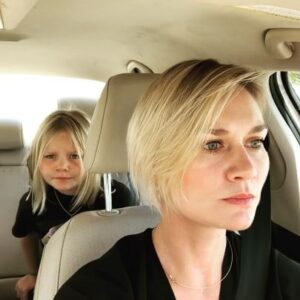 Masha Mashkova Instagram - Сегодня нашей старшей с Сашкой дочери Фане 12 лет! Фанька-ответственна за обновления моего плейлиста и мастер классы по дружбе и любви! Кто давно на меня подписан знает, что ещё она любит заниматься по скайпу танцами с хореографом Даней из Киева. Спустя месяц после начала войны, Даня и Фаня возобновили танцы. Иногда Фаня приходит и говорит: Сегодня отмена, воздушная тревога сильная. А иногда воздушная тревога начинается сразу после занятия… проходя мимо комнаты во время занятия, я слышу хохот. Фанька делает всё, чтобы Даня как можно больше смеялся. В ход идут разноцветные парики и мои туфли на каблуках. Даня смеётся. Я обычно быстро ухожу, чтобы не плакать. Не думала, что в 21 веке я буду желать своей дочери то, что мне казалось тяжелым опытом наших бабушек и дедушек… Мира тебе, Фанька! И внутри и в МИРЕ! #хабадэ #how #about #that #🌎