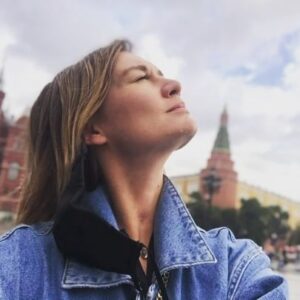 Masha Mashkova Instagram - «Те, кто уехал или еще уедет, станут чужими среди своих.
Кто-то сказал, что возможность уехать из России - привилегия. 
Да. Но эмиграция даже при удачном раскладе - наказание. 
Приготовьтесь к неприкаянности и обездоленности.
Если семья рядом, переносить легче.

Что делать - I?

Нынешней четвертой эмиграции нужно потихоньку смиряться с мыслью, что на родину в ближайшие двадцать лет она не вернется. Примерно столько времени нужно для полного дезомбирования граждан.

Откатить на таймкод 23.02.22 больше нет никакой возможности. Надо распрощаться со старыми вещами, привычками и не прошедшими испытания огнем друзьями.
Всех, кого мы знали, запомнятся нам такими, какими мы их видели и понимали в эти три последние месяца - март, апрель и май 22-го.

Что делать - II?
Начинать учить язык страны, которую выбрали, и потихоньку мешаться с местными. 
Озаботиться сменой паспорта. Это непросто. Но если хоть какая-то возможность есть,  используйте ее.
Быть россиянином - не стыдно. 
Быть россиянином - стрёмно.

Лично я надеюсь на программу репатриации для этнических украинцев по типу израильской алии - доказал происхождение, прошел проверку СБУ, сдал экзамен по языку, получай паспорт. 
Слава Украине! Слава героям!

А вообще, сценарий фиговый. 
Для всех сторон и со всех сторон.
Мне его не хотелось бы.
Но, кажется, будет как-то вот так.

ПС:
Хотелось бы, да, однажды приехать в Россию, выйти на сцену, прогуляться по арбатским переулкам, где я жил, прошвырнуться по местам, где было сыто, весело, пьяно, смотаться на юг в деревню, где осталось мое детство и могилы родаков, да просто проветриться между Бангкоком и Рио для разнообразия пейзажа. 
И в Украину, в Украину хотелось бы, конечно.

В Украину, думаю, как-нибудь прилечу.
А Россию, боюсь, уже не увижу.

Я не грущу, если что. Принятие оно и есть принятие. Непосильной ноши не бывает.»

Это не мои слова. Эти слова я прочитала в телеграмм канале любимого мной Владимира Борисовича Пастухова. Политолога, публициста и юриста. Автор текста-Игорь Григорьев.

Спасибо, Игорь!!! Принятие оно и есть принятие. И с друзьями все так, как вы сказали. Аминь.
#fuckwarsideways