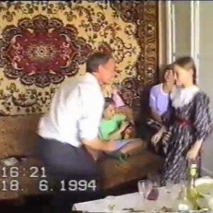 Masha Mashkova Instagram - У меня сегодня день рождения. На видео мне 9 лет, я в авиагородке Толмачево, танцую со своим любимым дедушкой, летчиком-Павлом Егоровичем Шевченко. Мои бабушка с дедушкой-главные люди моего детства. Моей силы. Моей веры в любовь, справедливость и честь.

Свой прошлый день рождения я встретила со своей старшей дочкой Фаней в Киеве. Я целый день снималась, а Фанька вместе со спортсменкой Настей @barbulat_a готовили мне сюрприз… Торт из печенья и…надували много-много воздушных шаров.
Спортсменка Настя ещё в 2017 году, когда я приехала на все лето в Киев с семьей, научила моих дочек классно плавать. Настя и есть воплощение любви, справедливости и чести. Она бы очень понравилась моей бабушке с дедушкой. Очень. В день рождения можно загадывать желания. Так вот.
Я хочу, чтобы в стране Насти закончилась война и дети танцевали со своими дедушками и отцами. И в Россию, чтобы вернулись папы и… столько будущих  пап.. Больше желаний не имею.