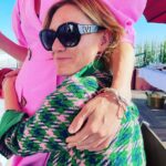 Masha Mashkova Instagram - Дорогие россияне! Я тут вдруг под предыдущим постом стала разговаривать с вами. Мне показалось, что, если я смогу переубедить хотя бы одну мою бывшую поклонницу, мир вдруг изменится. Иллюзии откинула. Попытки оставила. Вот решила написать заключительное. 1) Обвинения в том, что я так громко кричу из-за того, что боюсь отъема имущества и депортации из Америки. Не хочется предавать люксовую иллюзию инстаграма, но недвижимости ни в России, ни в Америке у меня нет. Есть движимое-Наденька. Ее вы можете увидеть в интервью Дудя. Ещё у меня есть классные очки из прошлой жизни(на фото), но, самое главное, крутые друзья. Обнимает меня рука одного из них-украинского. Если бы я молчала и продолжала сниматься в России, материально чувствовала бы себя намного лучше. Под видео сирен и взрывов друзей и коллег из Украины, не смогла… 2) Кому ты нужна в этой Америке? Этот вопрос я и сама задавала своему мужу все последние годы жизни на две страны. Он мне на это ответил: Мы нигде никому не нужны. Везде надо много работать и быть нужным самому себе. Буду ли я работать по профессии в Америке или нет, радости от вас, похоже, не получу. В первом случае, это будет: ну, понятно, почему она там работает(в России из-за отца, в Америке из-за позиции). Во втором случае, злорадство: мы же говорили. Дискуссии тут не выйдет. А жаль. Вот бы научиться радоваться друг за друга. Поддерживать. Но это уже после того, как научимся не нападать на чужие земли. 3) в предыдущем посте отца в жопу не посылала. Послала в жопу с идеей войны всех отцов России, которые с таким остервенением посылают своих детей защищать свою страну почему то на чужой Земле. Меня сильно зацепил клип ДДТ. И да. Мне ужасно больно, что отец одержим, как многие сейчас отцы, идеей империи и возвращения в СССР ценой свободного будущего своих детей. Я папу очень люблю и всегда буду очень любить. Я считаю, его великим артистом, до которого мне, воистину, профессионально далеко. Я верю, что когда-нибудь я его крепко обниму. А он меня. И постоим так. Долго. Молча. Ну а пока… помолчу сама. До лучших времён. Всем сил и любви. Маша.