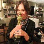 Masha Mashkova Instagram - Госдума РФ приняла в третьем чтении законопроект о «дискредитации и фейках». Лично мне за все мои посты и выступления, начиная с февраля прошлого года, может грозить 15 лет тюрьмы, если я вернусь в Россию. Мне страшно. Перечитала Солженицына Архипелаг ГУЛАГ. Возвращаться и проверять, посадят ли, не планирую. Вы, уважаемые украинские подписчики, как никто другой знаете, что это НЕ фейки. И вас моим страшно никак не напугать. Ваше страшно с моим не сравнится. Я это понимаю. Также, как понимаю скептическое(местами воинственное) отношение многих из вас к победе фильма Навальный, но в России уже больше 10 лет люди выходили на улицы и делали, что могли, чтобы с поста президента ушел бывший полковник КГБ. Благодаря команде фильма Навальный о том, как у нас реально обстояли дела, узнал весь мир. Большинство даже не догадывалось. Я не была сторонницей Навального, мне он казался слишком радикальным, но на митинги ходила. А потом было отравление… А дальше… своими поступками и выбором пути, я поняла, что Алексей учил и учит нас не бояться. И важнее этого сейчас, похоже, ничего нет. Вы, украинцы, уже научились этому. Вы уже знаете, что нет жизни без свободы. Нам это лишь предстоит. Я не прошу нас понять. Сейчас не тот момент. Я не прошу нас простить. Это, если и произойдет, то лишь через поколения. Я просто вас люблю и обнимаю. И обнимаю каждого друга, который остался в России и не понимает, как дальше жить… Хуй его знает, как… Подержала Оскар. Загадала, чтобы преступный режим в России рухнул. В самый короткий срок. Как только он рухнет, война закончится, политзаключенные окажутся на свободе и мы наконец увидим реальные цифры несогласных с политикой Путина на улицах. Я в этом не сомневаюсь. Фото сделал режиссер фильма Навальный @daniel_roher🤍 Победу Украине. Свободу России от диктатора. Сил Алексею и его прекрасной семье.
