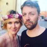 Masha Mashkova Instagram - Наш с мужем близкий друг Антонио женился вчера в Мексике. Антонио-хорват, эмигрировавший в Америку более 20 лет назад. Свадьба была густонациональнонаселенная, родственники и друзья прилетели из Америки, Кубы, Гватемалы, Мексики(естественно) и, конечно, Хорватии. Мы с мужем подружились с парой из города Макарска, Хорватия. Андреа и Дадо. Когда началась война с Сербией, Андрее было 14 лет. Она помнит бомбы… эвакуацию… а ещё она помнит, как ей не верили родственники и друзья из Сербии, что они их бомбят, а не спасают. И риторику президента Сербии Слободана Милошевича про «весь мир против нас, кругом враги… внешние враги… внешние враги… внешние враги» тоже помнит. Пропаганду по сербскому телевидению, которая заколдовала любимых людей, тоже помнит. Я спросила, когда мой народ поймёт, что ошибся, что нет никакого: все не так однозначно? Это мы, русские, начали эту страшную войну! Когда моя бабушка поймёт, что вся наша сибирская родня очень зря не поверила нашей родственнице Наде с Днепра…? Андреа ответила так: «Возможно, никогда». Ну что ж… значит, так тому и быть. А Милошевич, кстати, скончался в тюремной камере в Гааге. Верю, что Международного трибунала Путину тоже не избежать. Во что ещё верить, пока не понимаю. Ах! Да! В любовь! В Украине, говорят, теперь можно пожениться за день и даже по zoom🤍