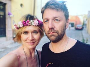 Masha Mashkova Instagram - Наш с мужем близкий друг Антонио женился вчера в Мексике. Антонио-хорват, эмигрировавший в Америку более 20 лет назад. Свадьба была густонациональнонаселенная, родственники и друзья прилетели из Америки, Кубы, Гватемалы, Мексики(естественно) и, конечно, Хорватии. Мы с мужем подружились с парой из города Макарска, Хорватия. Андреа и Дадо. Когда началась война с Сербией, Андрее было 14 лет. Она помнит бомбы… эвакуацию… а ещё она помнит, как ей не верили родственники и друзья из Сербии, что они их бомбят, а не спасают. И риторику президента Сербии Слободана Милошевича про «весь мир против нас, кругом враги… внешние враги… внешние враги… внешние враги» тоже помнит. Пропаганду по сербскому телевидению, которая заколдовала любимых людей, тоже помнит. Я спросила, когда мой народ поймёт, что ошибся, что нет никакого: все не так однозначно? Это мы, русские, начали эту страшную войну! Когда моя бабушка поймёт, что вся наша сибирская родня очень зря не поверила нашей родственнице Наде с Днепра…? Андреа ответила так: «Возможно, никогда».
Ну что ж… значит, так тому и быть. А Милошевич, кстати, скончался в тюремной камере в Гааге. Верю, что Международного трибунала Путину тоже не избежать. Во что ещё верить, пока не понимаю. Ах! Да! В любовь! В Украине, говорят, теперь можно пожениться за день и даже по zoom🤍