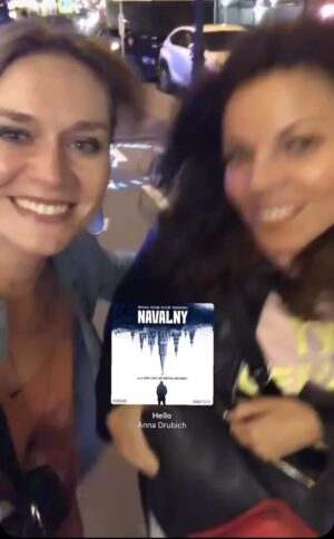Masha Mashkova Instagram - Это мы в 2019 году идем с моим верным другом композитором @annadrubich по Москве. Композицию, которую вы слышите фоном, называется HELLO, Аня напишет через несколько лет для фильма НАВАЛЬНЫЙ! Сегодня этот фильм получил премию BAFTA. Поздравляю всех причастных к этому фильму и борьбе за светлое будущее России.🤍 Анька! Я так горжусь тобой! Восхищаюсь твоим талантом и смелым, сложным выбором настоящего порядочного человека.
Россия обязательно будет счастливой и мы с Анечкой еще пройдемся по Москве! А пока…Свободу Алексею Навальному и всем политическим заключенным в 21, сука, веке! Потомки просто не поверят, чем мы занимались вместо того, чтобы дружить со всем миром, летать в космос, заниматься проблемами экологии и создавать лекарства от смертельных болезней. Провал, ребятушки. Но мы соберёмся. Верю. #свободунавальному