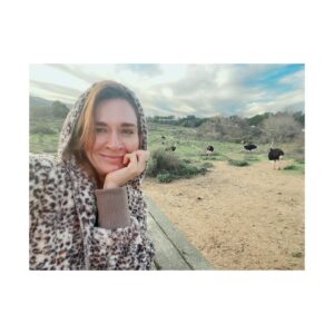 Masha Mashkova Instagram - В американском университете UCLA несколько месяцев назад выступал писатель Владимир Сорокин. Я ему задала вопрос: У вас есть мой любимый рассказ «Настенька». Как вы думаете, те родители, которые за антивоенную позицию считают своих детей предателями Родины, когда-нибудь поймут, о чем мы кричали им или, как бедную Настеньку, скорее,  положат на лопату, зажарят и сожрут с друзьями за обедом?
Владимир Георгиевич ответил так: Я верю в ваше поколение. Верю, что вы, в отличие от Настеньки,  не запрыгните сами на лопату!
Спасибо Сорокину за веру в нас! Спасибо всем, кто пишет и волнуется, почему меня так долго нет в инстаграме. У меня все в порядке. Я живу в новой стране и много провожу времени со своими дочерьми, которых очень люблю и в которых верю еще больше, чем Сорокин верит в нас. Берегите себя. Не прыгайте на лопату. И, насколько это возможно в каждом отдельном случае, не суйте голову в песок, как страусы. Обнимаю. Маша.