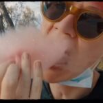 Masha Mashkova Instagram - Я не пропала. Просто новостей хороших особо нет. Мое утро начинается одинаково. Открываю новости с надеждой, что война закончилась. Но она идёт. Пусть на Патриках в центре Москвы такое ощущение и отсутствует. Но Россия, по-прежнему, убивает мирных жителей, рассказывая, что целилась в военные базы злостного нацистского врага. Во имя сохранения русского мира и прекращения ущемления русского языка. Это видео от 1 мая 2021 года. Киев. Столица, по утверждениям власти моей страны, того самого нацизма. Парк Шевченко. Фоном уличный музыкант поёт песню. На русском. Но там что то про прошлое… я пару месяцев назад писала, что хочу увидеть В.В. Путина в Гааге, отвечающим за разрушения жизни людей сразу в двух странах. Моей в частности. Желание переросло в мечту. Единственную, на данный момент. Мои мечты имеют свойство сбываться, но в этот раз я постараюсь мечтать изо всех сил. Как никогда прежде. Ну а Алексей Горинов и Илья Яшин @ilya_yashin мои новые герои. А Анатолий Белый-самый смелый из всех моих коллег, с которыми я встречалась на площадке. Толя @anatolibeliy я тебя очень люблю. Всем сил и веры в светлое свободное будущее.