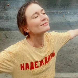 Masha Mashkova Instagram - Будущее человека невозможно без его прошлого…
Поэтому я еду… в Кишинев… где в 1875 году родилась моя прапрабабушка Миля, жена революционера из Харькова (моего прапрадеда) Евгения Осиповича Зеленского-Надеждина.
С 2015 года, когда у меня в руках оказались желтые страницы с напечатанными на машинке мемуарами моей прапрабабушки, я знала, что придет время, когда я расскажу эту историю. Пришло. 
Сыграю моноспектакль (начну с Кишинева, а дальше прокачусь по миру) и… сделаю еще одно очень важное для меня дело вместе со своей троюродной сестрой из Харькова, о которой узнала только в апреле этого года, когда уже несколько месяцев работала над спектаклем. 
Видимо, это привет от нашей прапрабабушки Мили… По законам драматургии жизни сестру зовут Мила… Но обо всем этом чуть позже. 
Помните о лучших движениях души своей, и мир будет у ваших ног.
Премьера моноспектакля состоится во второй половине октября в Кишиневе.
Все публикации, которые будут связаны с премьерой спектакля будут, переведены на румынский язык.

______________________

Viitorul și trecutul sunt a filei două fețe...
Prin urmare pornesc să-mi cunosc trecutul meu ascuns la ... Chișinău...
Acolo s-a născut stră-străbunica mea Milea în 1875, care a fost soția stră-străbunicului meu pe nume Evghenii Osipovich Zelensky – Nadezhdin, un revoluționar din Harkov.
Întâmplarea face ca în 2015, într-un mod absolut ciudat, jurnalul stră-străbunicii mele dactilografiat de ea cu grijă, să ajungă în mâinile mele. Din acel moment am știut că destinul vrea să-mi șoptească ceva important. O istorie vie care așteaptă să fie repovestită. Și iată-mă-s gata să o împart cu voi. 
Voi ajunge pentru prima dată la Chișinău, unde intenționez să joc premiera unui monospectacol care să facă turul lumii. 
Simt că oamenii trebuie să cunoască această poveste încă vie și atât de actuală a femeii care a fost stră-străbunica mea.
Am impresia că anume ei, într-un mod absolut inexplicabil, i se datorează faptul că abia în luna aprilie a acestui an, (timp în care deja lucram asupra spectacolului), să aflu despre existența verișoarei mele din Harkov, care va veni și ea la Chișinău ca să ne îmbrățișăm pentru prima dată în viață... 
⬇️⬇️⬇️
#nadezhdiny