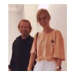 Masha Mashkova Instagram - Что делать, если после начала войны у вас случился в семье разрыв связей? В моем случае, это произошло публично. С бабушкой у меня слишком крепкая связь, ее не разорвёшь. Мы говорим по телефону, но все реже… между нами будто висит что то страшное, большое и мертвое… Но мы вместе. Просто не говорим о самом важном сейчас для меня. Войне. А бабушка была всегда именно тем, к кому я шла за самым важным… С папой сложных накопившихся за жизнь предлагаемых обстоятельств было больше и мы не справились. После «того» разговора мы больше не говорили. Я отпустила, приняла и сохранила любовь, но каждое публичное появление отца в футболке с фашистско-зиганутой символикой доставляет мне физическую боль и любовь утекает… Все заполняет ненависть, отчаяние и безысходность. Полагаю, ему тоже сложно читать и смотреть сейчас на меня. Даже, если он это не делает специально, добрые люди всегда пришлют-покажут. Как и мне. У честного и смелого друга Наташи @gobsnatasha я прочла, что у Андрея Лошака вышло документальное кино Разрыв Связи. Я спросила: там в конце надежда есть? «Не особо»-ответила честная Наташа. Но я посмотрела. Спасибо Андрею Лошаку! Надежды нет. Больно. Жалко. Особенно всех. Мы считаем, что они в секте фашисткой под управлением соловьево-симоньянским, а они считают, что мы не понимаем, как сильно завидует нам Америка, которая войну и развязала, и «вообще вы бандеровцев поддерживаете, нацики, недобитые». Замкнутый круг. Мы друг друга не слышим. Не понимаем. Информацию берём из разных ресурсов. И все же мне стало легче. Я не одна. Таких, как я, не тысячи. Таких, как я, миллионы. Я обнимаю каждую дочь и сына, которому то самое «мертвое большое страшное» мешает обнять своего отца или мать… а иногда и мужа, и брата…пусть и у них и у нас за это время любовь вытечет не до конца…. Пусть когда нибудь этот разрыв можно будет сшить… ссылка на кино Разрыв Связи в сторис. #нетвойне