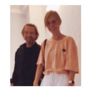 Masha Mashkova Instagram - Что делать, если после начала войны у вас случился в семье разрыв связей? В моем случае, это произошло публично. С бабушкой у меня слишком крепкая связь, ее не разорвёшь. Мы говорим по телефону, но все реже… между нами будто висит что то страшное, большое и мертвое… Но мы вместе.  Просто не говорим о самом важном сейчас для меня. Войне. А бабушка была всегда именно тем, к кому я шла за самым важным…  С папой сложных накопившихся за жизнь предлагаемых обстоятельств было больше и мы не справились. После «того» разговора мы больше не говорили. Я отпустила, приняла и сохранила любовь, но каждое публичное появление отца в футболке с фашистско-зиганутой символикой доставляет мне физическую боль и любовь утекает… Все заполняет ненависть, отчаяние и безысходность. Полагаю, ему тоже сложно читать и смотреть сейчас на меня. Даже, если он это не делает специально, добрые люди всегда пришлют-покажут. Как и мне. У честного и смелого друга Наташи @gobsnatasha я прочла, что у Андрея Лошака вышло документальное кино Разрыв Связи. Я спросила: там в конце надежда есть? «Не особо»-ответила честная Наташа.
Но я посмотрела. Спасибо Андрею Лошаку! Надежды нет. Больно. Жалко. Особенно всех. Мы считаем, что они в секте фашисткой под управлением соловьево-симоньянским, а они считают, что мы не понимаем, как сильно завидует нам Америка, которая войну и развязала, и «вообще вы бандеровцев поддерживаете, нацики, недобитые». Замкнутый круг. Мы друг друга не слышим. Не понимаем. Информацию берём из разных ресурсов. 
И все же мне стало легче. Я не одна. Таких, как я, не тысячи. Таких, как я, миллионы. Я обнимаю каждую дочь и сына, которому то самое «мертвое большое страшное» мешает обнять своего отца или мать… а иногда и мужа, и брата…пусть и у них и у нас за это время любовь вытечет не до конца…. Пусть когда нибудь этот разрыв можно будет сшить… ссылка на кино Разрыв Связи в сторис. #нетвойне