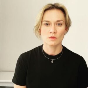 Masha Mashkova Instagram - Позавчера позвонил папа. Я вдруг оказалась в одном из похожих разговоров, которые уже печатала Медуза, где родственники друг другу не верят. Мы очень старались услышать друг друга. Не вышло. Я предупредила отца, что мне позвонили с CNN и раз он публично вышел, выйду и я-буду говорить о том, что видела своими глазами. Я много работала в Украине. Спросила, что я могу сказать публично из всего того, что он мне говорит. Он сказал. Я повторила в прямом эфире CNN. Знаю, что говорить мне легче. Я в другой стране. Не надо выбирать мои дети или тюрьма. Поэтому говорю. Вот только пришлось отца ослушаться. Но это ничто по сравнению со смертями, которые продолжаются в эту секунду. Со всех сторон. Остановите войну, отцы! Одна из дочерей.