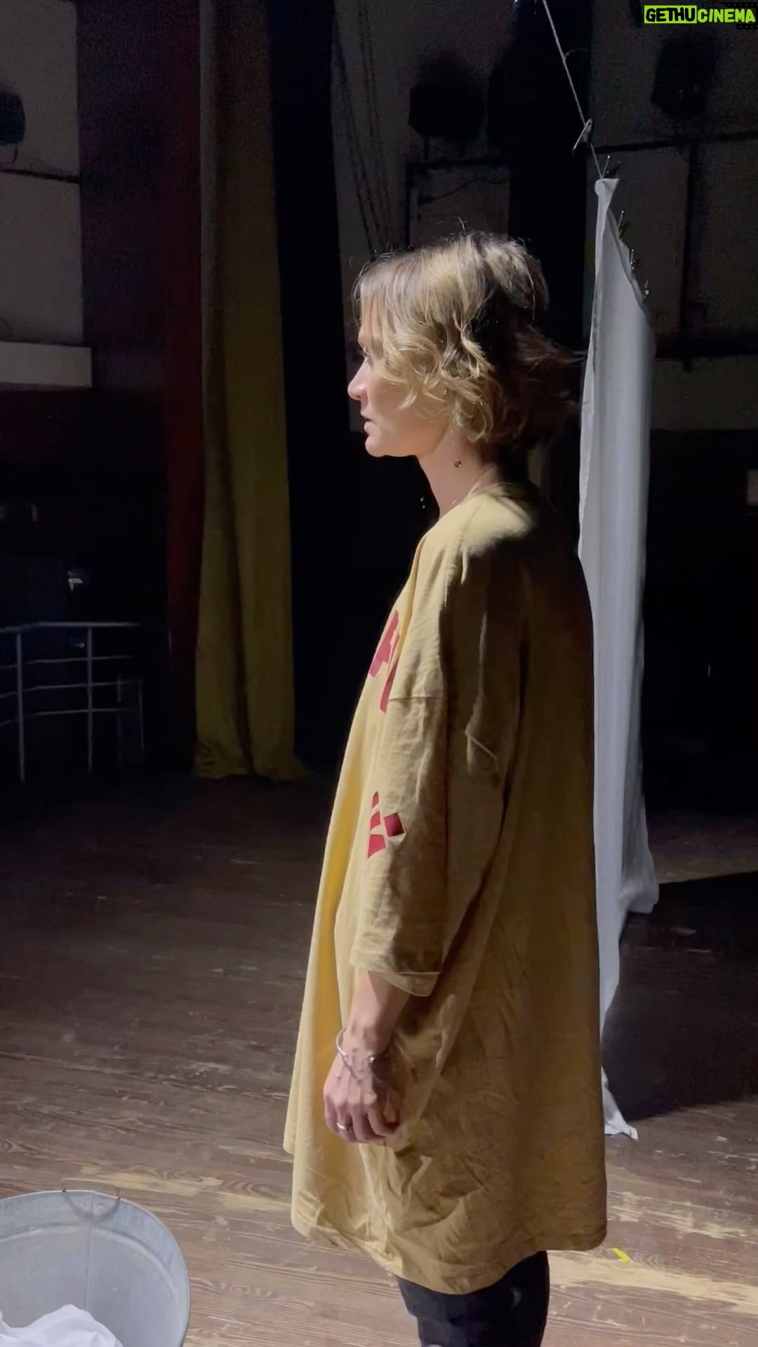 Masha Mashkova Instagram - Mulțumim, Chișinău! Avem sold out pentru monospectacolul “Nadezhdiny” din 25, 28, 29 octombrie. La cererea publicului, organizatorii au decis suplimentarea cu încă un monospectacol pe 30 octombrie, ora 19:30, Centrul Comunitar Evreiesc “ Kedem”.