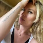 Masha Mashkova Instagram - Юра Дудь спросил меня в интервью: «Тебе вообще норм, что ты смотришь одни фильмы и сериалы, а снимаешься в других?» Мне правда норм. Я очень люблю процесс и давно не питаю иллюзий по поводу результата. Слишком много всего должно совпасть, чтобы проект удался безусловно. Со мной безусловного не случалось ни разу и вдруг…. На ТНТ премьер вышли 8 серий ЮЗЗЗ… Это первый сериал в моей жизни, когда сложный интересный прекрасный процесс совпал с результатом. Это тот сериал, который я бы смотрела сама и жалела, что меня не утвердили. Стас @74films спасибо тебе за эту роль. То, что я делала благодаря миру, который ты создал на площадке, я раньше могла делать лишь в театре. С Антохой @burbuton и Димкой @chebotarev_dima мы учились в одном институте. Они родные. Парни… я вас так люблю. Вы невероятно метко попали в наше время. Страшное. Больное. Вот бы развиднелось как то… Муся. #юззз #☮️