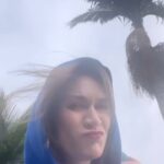 Masha Mashkova Instagram - Когда нет возможности вернуться на Родину, нужно просто дождаться, когда Родина сама заедет в город, в котором ты сейчас живешь. Noize MC я слушала в 25 лет. На репите чаще всего звучало МОЕ МОРЕ. Дальше была жизнь… прошло больше 10 лет. Началась война… и вдруг @noizemc ворвался в мою жизнь с песней Век Волкодав. Первые месяцы войны я слушала ее ежедневно. Она мне давала силы. А сегодня, отсчитывая дни до концерта в ЛА, со мной Песня Предателя. Да! Иван сейчас моя Родина. Лучшая ее часть! Благодаря таким, как он, я верю, что мы обязательно справимся. Научимся быть смелыми и свободными. #жизнь #зачеркнута #буквой #z #но #я #новую #срежиссирую