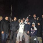 Mastane Mohajer Instagram - دوستان و همراهان محترم اکنون نزدیک به سه روز است که ما در شهرستان خوی حضور داریم و با توجه به کمکهای شما نیازهای اساسی دیگری وجود دارد که بدون توجه شما انجام نمی‌شود همچنان معضل چادر، پتو وسایل گرمایشی در این منطقه وجود دارد و هموطنانمان از این کمبودها در رنج هستند اگر تمایل دارید که در این حرکت سهیم باشید لطفا کمکهای خودتان را به شماره كارت: ٦٠٣٧٩٩٧٤٥١٩٢٩١٢٠ شماره حساب: ٠٢٢٤٢٠١٩٦١٠٠٦ بانك ملي ايران بنام رضا صادقی واریز کنید سپاسگزارم در ضمن کمکهای غیر نقدی را میتوانید به ادرس زیر ارسال کنید خ جلال آل احمد خ بلوچستان پلاک ۸ واحد ۴ موسسه تصویر پویا طهران