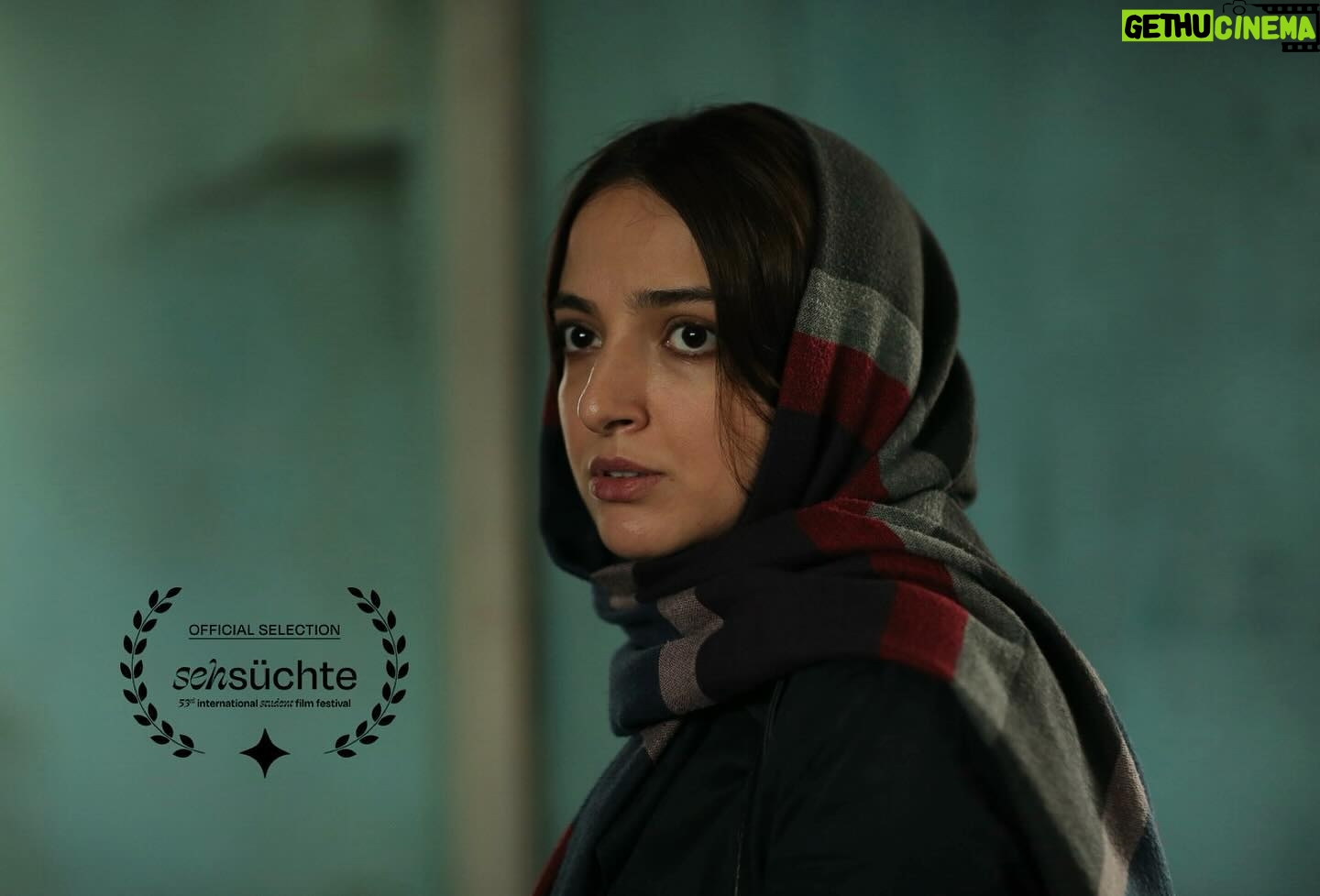 Mastane Mohajer Instagram - Official Selection: 53rd « Sehsüchte » student film festival✨✨✨ پنجمین حضور بینالمللی فیلم کوتاه « دو زندگی سپیده » به کارگردانی سها نیاستی در پنجاه و سومین دورهی فستیوال فیلم دانشجویی آلمان « Sehsüchte ». این جشنواره هر ساله در بزرگترین دانشگاه آلمان به عنوان بزرگترین جشنوارهی دانشجویی در اروپا از ۲۵ تا ۲۸ اپریل ( ۶ تا ۹ اردیبهشت) برگزار میشود. نویسنده و کارگردان: سها نیاستی، بازیگران: ندا جبرئیلی، نسرین بابایی، پانیسا پیوخت، شهین مدرکی، سید علی پرپنچی، کیمیا خوبانی، مدیر فیلمبرداری: ادیب سبحانی، تدوینگر: عماد خدابخش، برنامهریز و منشی صحنه: ندا قائدیمقامی، طراح لباس: الهام معین، طراح صحنه: مرتضی غلامی، صدابردار: رشید دانشمند، طراحی و ترکیب صدا: زهره علیاکبری، آهنگساز: آوا راستی، گریم: هاله علیزاده، عکاس: امیرحسین شجاعی، اصلاح رنگ و نور: فربد جلالی طراح پوستر: امیرحسین شجاعی، تیزر: شاهین سبزروان، مدیر تولید: معصومه قلیپور، تهیهکننده: سها نیاستی, پخش بین الملل :شرکت WDP به مدیریت مستانه مهاجر