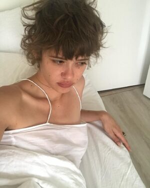 Mathilde Warnier Instagram - Une année de matins  /- difficiles
- Happy Holidays to you all ♥️