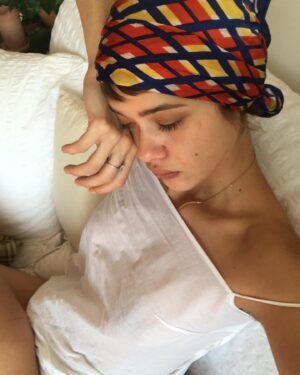 Mathilde Warnier Instagram - Une année de matins  /- difficiles
- Happy Holidays to you all ♥️