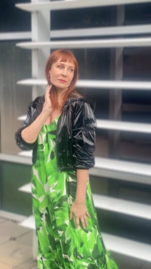 Matilda Blanco Instagram - Tarde de flores 
Te animas a las estampas?
Vestido @melocotonstyle 
Borcegos @pruneoficial  #veganos 
Mini bomber de un vintage de NY

#estampas #colores #styledbyme #flores #trends #tendencia #verde #verdewasabii