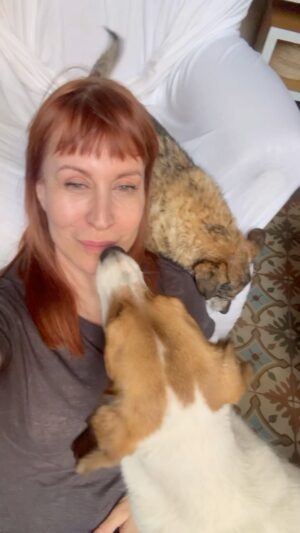 Matilda Blanco Instagram - Domingo con mis amores! Los abrace fuerte y pensé en que ellos están acá, calentitos y muchos no tienen esa suerte! 
Adopta y ayuda siempre a un animal que lo necesite! 
Están pasando cosas terribles en Argentina con el maltrato pero también hay un pueblo que dice Basta! Las ONG y refugios no pueden solos ayudemos y Seamos su voz! 
Hoy Brazil nos da un gran ejemplo!
Abrázalos! A todos!

#adoptanocompres #adopta #bastademaltratoanimal