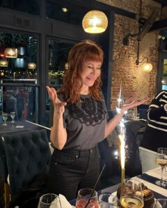 Matilda Blanco Instagram - Así comenzó mi cumple!!! Gracias a todos los mensajes amorosos! Los quiero! Sí, lo admito quise soplar la bengala 🤣🤣 @parrilla_donbenito Gracias por mi opción vegetariana y atender a todo el equipo!