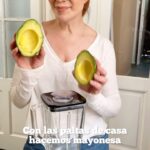 Matilda Blanco Instagram – Con las paltas de mi casa hice una riquísima mayonesa preparada con la Licuadora Clásica Estilo Vintage  de @oster_argentina 🥑🥑🥑
Además de esta mayo, podes preparar las recetas más frescas, de manera rápida y homogénea  como smoothies, jugos, batidos, salsas y mucho más. 🍐🍎🥝🍑🍓
La licuadora clásica de diseño retro tiene una tecnología de 3 velocidades, jarra de vidrio refractaria con capacidad para 1,25 Lts, una aliada ideal en deco & cocina! 🏠 ❤️🥑

#osteryvos #licuadoras #oster #licuadorasoster #smoothies #licuados #batidos #salsas
