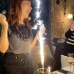 Matilda Blanco Instagram – Así comenzó mi cumple!!!
Gracias a todos los mensajes amorosos! 
Los quiero!
Sí, lo admito quise soplar la bengala 🤣🤣

@parrilla_donbenito 
Gracias por mi opción vegetariana y atender a todo el equipo!