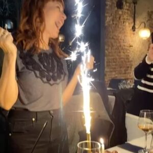 Matilda Blanco Instagram - Así comenzó mi cumple!!!
Gracias a todos los mensajes amorosos! 
Los quiero!
Sí, lo admito quise soplar la bengala 🤣🤣

@parrilla_donbenito 
Gracias por mi opción vegetariana y atender a todo el equipo!