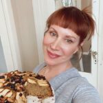 Matilda Blanco Instagram - Hoy torta húmeda de manzanas. Para el desayuno o el te, en muy pocos minutos con mi batidora de mano Oster!! 🍎🍏 🥮 Muy sana y fácil de hacer, siempre de la mano de @oster_argentina 💗💗 🥮 Aceite 3/4 de taza, azúcar mascabo 1 taza, harina 2 tazas, crema de maní 3 cucharadas, leche de almendras 1 taza y 1/2, manzanas 2, frutos secos. #oster #osteryvos