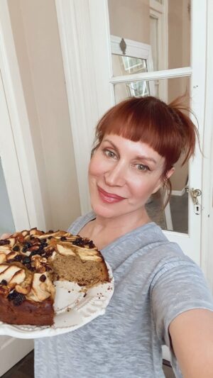 Matilda Blanco Instagram - Hoy torta húmeda de manzanas. 
Para el desayuno o el te, en muy pocos minutos con mi batidora de mano Oster!! 🍎🍏 🥮
Muy sana y fácil de hacer, siempre de la mano de @oster_argentina 💗💗

🥮 Aceite 3/4 de taza, azúcar mascabo 1 taza, harina 2 tazas, crema de maní 3 cucharadas, leche de almendras 1 taza y 1/2, manzanas 2, frutos secos.

#oster #osteryvos