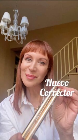 Matilda Blanco Instagram - Piel sin imperfecciones  Siii!✨

Mi nuevo aliado para una piel perfecta en instantes! 👏🏻👏🏻🥳

Stylo Correct de @sisleyparisofficial el primer corrector que borra manchas, poros dilatados,  líneas finas y ojeras. Su efecto soft-focus y luminosidad dejan la piel, con un aspecto uniforme sin resecarla. Su formato portátil permite retoques rápidos y su diseño de doble extremo permite una aplicación precisa y súper fácil. ¡Lo amo! 💞

Conseguilo en @lespacedelabeaute

#mysisleyparis  #sisleymakeup  #sisleyparisarg  #new #stylocorrect  #concealer  #correctores
