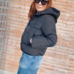 Matilda Blanco Instagram - Abrigada y Estilosa Con la campera mas canchera de @parka.ar 💨⛄️ la amooo! Corta, bien inflada, yo con una remera abajo y falda de Jean estoy genial! 😎🖤 La usarías con vestido largo de fiesta? #campera #puffer #abrigos