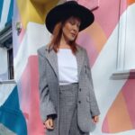 Matilda Blanco Instagram – Over size para siempre!
Hoy el look completo de saco y pant príncipe de gales!
Todo el look @allo_martinez
Hair color @cerininet
📽️ @solerubio