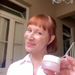 Matilda Blanco Instagram – Sonrisa perfecta?💋
Si tenes resequedad en los labios, este tip es para vos! ✨
Con el nuevo Baume Confort Levres de @sisleyparisofficial podés reparar los labios dañados y cuidarlos del frío gracias a 4 acciones complementarias. Su fórmula permite reavivar con un simple gesto el confort y la belleza de los labios, aportando una suavidad incomparable. Además su acabado no pegajoso lo hace ideal para la preparación antes del maquillaje 👄🫦❤️
Lo conseguís en @lespacedelabeaute
#MySisleyParis #SisleySkinCare #SisleyParisARG #New #NutritiveLipBalm #Lips #Balm #BalsamoLabial