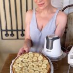 Matilda Blanco Instagram - La vuelta al cole es para todos por eso te dejo esta receta saludable y riquísima para un desayuno perfecto: Torta de zanahorias y bananas hecha con la Mini Picadora y la Batidora de Mano de Oster El gran equipo de @oster_argentina 🥕🥕🍌🍌🥮 La educación es importante, por eso quiero invitarte a la Maratón solidaria que Oster junto a UNICEF realizan por la Educación de los niños este domingo 19 de Marzo a las 8 AM en Figueroa Alcorta y Dorrego 🏃🏽‍♂️🏃🏼‍♂️🏃🏽‍♀️🏃🏼‍♀️ https://carreraunicef.org.ar/ ¡Es momento de volver TODOS a clases! #Osteryvos #vueltaalcole #carreraunicef #carrotcake #tortadezanahoria Receta Torta de 🥕🍌 2 zanahorias 1/2 taza de azúcar mascabo 3/4 taza de harina común 3/4 taza harina integral 3/4 taza de aceite vegetal 2 cucharadas de crema de maní 1 taza de leche de almendras 2 bananas chicas 45 min de horno medio