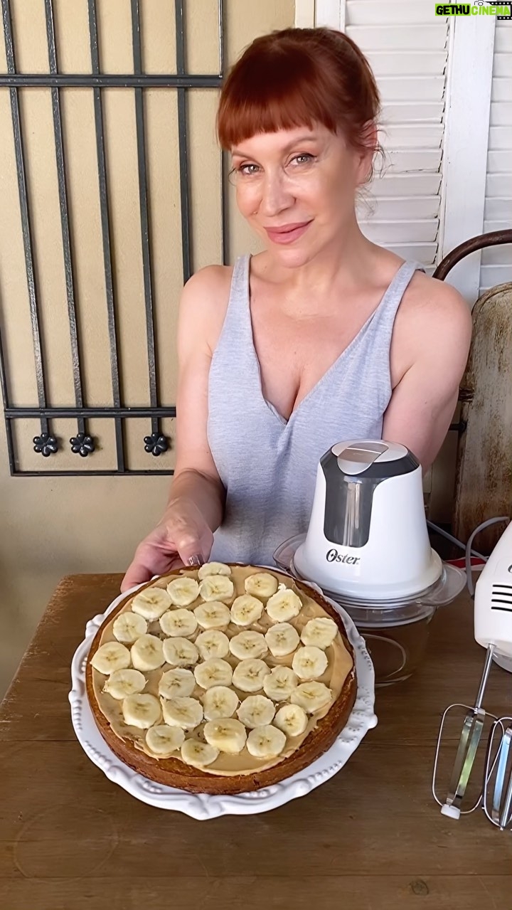 Matilda Blanco Instagram - La vuelta al cole es para todos por eso te dejo esta receta saludable y riquísima para un desayuno perfecto: Torta de zanahorias y bananas hecha con la Mini Picadora y la Batidora de Mano de Oster El gran equipo de @oster_argentina 🥕🥕🍌🍌🥮 La educación es importante, por eso quiero invitarte a la Maratón solidaria que Oster junto a UNICEF realizan por la Educación de los niños este domingo 19 de Marzo a las 8 AM en Figueroa Alcorta y Dorrego 🏃🏽♂️🏃🏼♂️🏃🏽♀️🏃🏼♀️ https://carreraunicef.org.ar/ ¡Es momento de volver TODOS a clases! #Osteryvos #vueltaalcole #carreraunicef #carrotcake #tortadezanahoria Receta Torta de 🥕🍌 2 zanahorias 1/2 taza de azúcar mascabo 3/4 taza de harina común 3/4 taza harina integral 3/4 taza de aceite vegetal 2 cucharadas de crema de maní 1 taza de leche de almendras 2 bananas chicas 45 min de horno medio