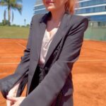 Matilda Blanco Instagram – Blazer negro sobre ladrillo! 
Casi me pongo un pantalón over size 
pero pintó chupin! 
Look @allo_martinez

Hair color  @cerininet
🎥 @solerubio

Lugar @hiltonpilar

#basicos #diseño #totalblack